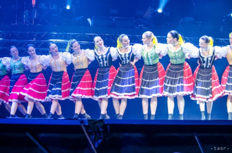 Veľkolepú spoločnú hudobno - tanečnú show skupiny IMT Smile a súboru Lúčnica sledovala zaplnená hala v bratislavskej Inchebe. Obidva súbory budú mať spoločné vystúpenie v Košiciach. V Bratislave, 13. decembra 2014.