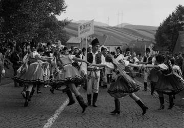 Na archívnej snímke z 15. júla 1968 roztancovaný súbor Technik z Bratislavy na Folklórnom festivale Východná. V sobotu 13. júla sa začali vo Východnej tradičné folklórne slávnosti, na ktorých sa zúčastnili okrem domácich súborov aj krajanské súbory z Maďarska, Juhoslávie a aj z Kanady. FOTO TASR - M. Vanková