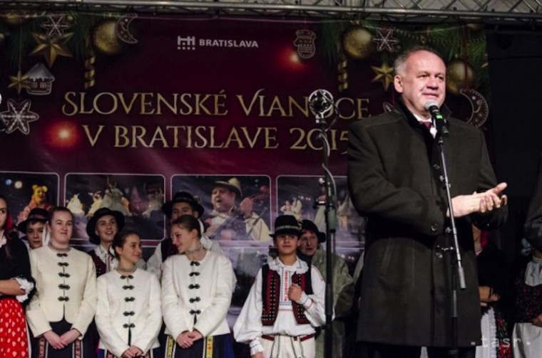 Na snímke prezident SR Andrej Kiska počas otvorenia festivalu Slovenské Vianoce v Bratislave 23. novembra 2015. V pozadí detský folklórny súbor Čečinka.