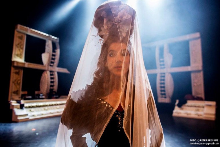 Adriana Pinkova ako Carmen v projekte Carmen à la Gypsy Devils