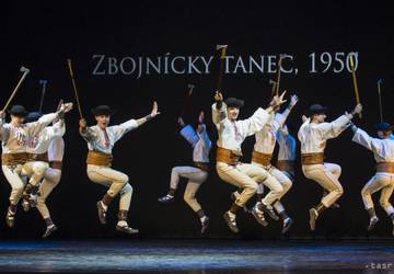 Na snímke záber z choreografie Zbojnícky tanec v rámci slávnostného galaprogramu Lúčnice k životnému jubileu profesora Štefana Nosáľa.